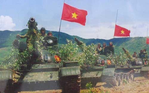 Xe tăng chiến đấu chủ lực T-54/55, loại xe tăng này được Liên Xô chuyển giao cho Việt Nam vào năm 1965, tham gia đánh trận lần đầu vào năm 1968 trong trận Làng Vây, Khe Sanh, Quảng Trị. Đến nay T-54/55 vẫn là xương sống của binh chủng tăng - thiết giáp quân đội Việt Nam.